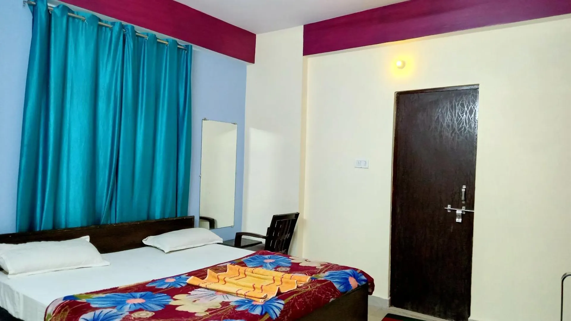 Hotel Shivaayy Banaras Near Kashi Vishwanath Temple Road Váránasí 2*,  Indie